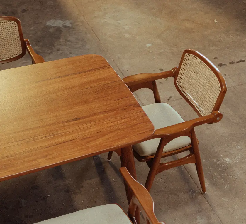 Aura dining table