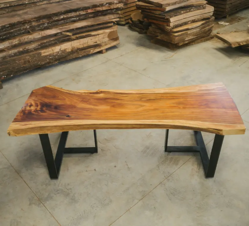 Vera dining table